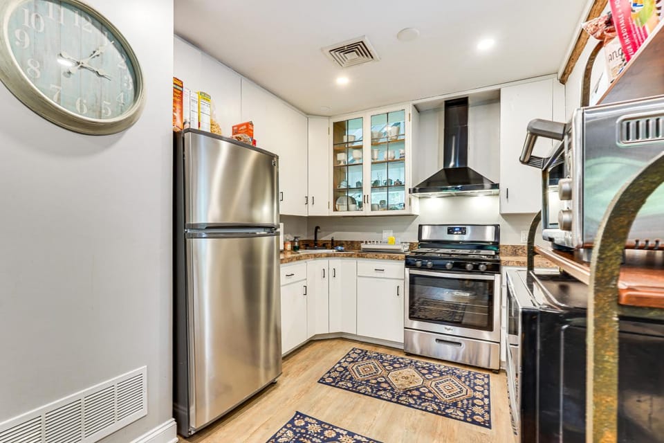 Pet-Friendly Cottage, 2 Mi to Saugatuck Falls House in Connecticut