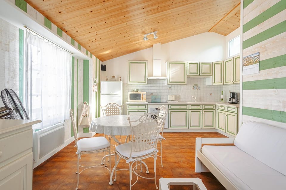 Property building, Kitchen or kitchenette, Living room