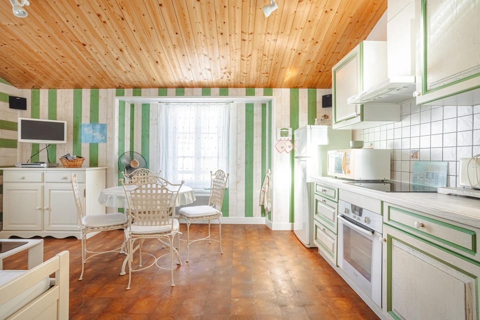 Kitchen or kitchenette, Living room