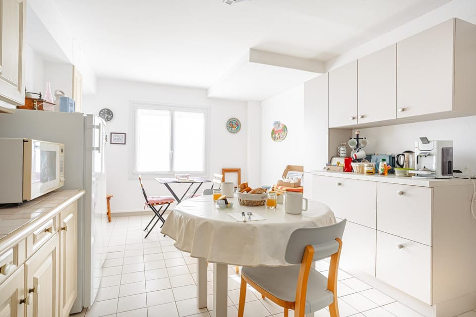 Property building, Kitchen or kitchenette, Living room