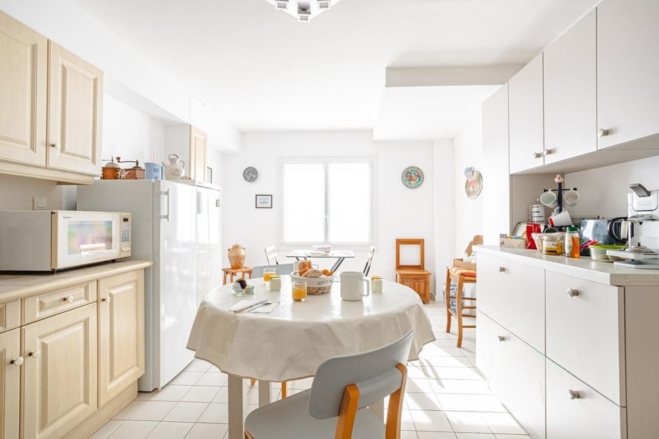 Property building, Kitchen or kitchenette, Living room