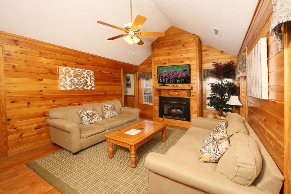 Roomy Chalet for your perfect Mountain getaway Chalet in Pigeon Forge