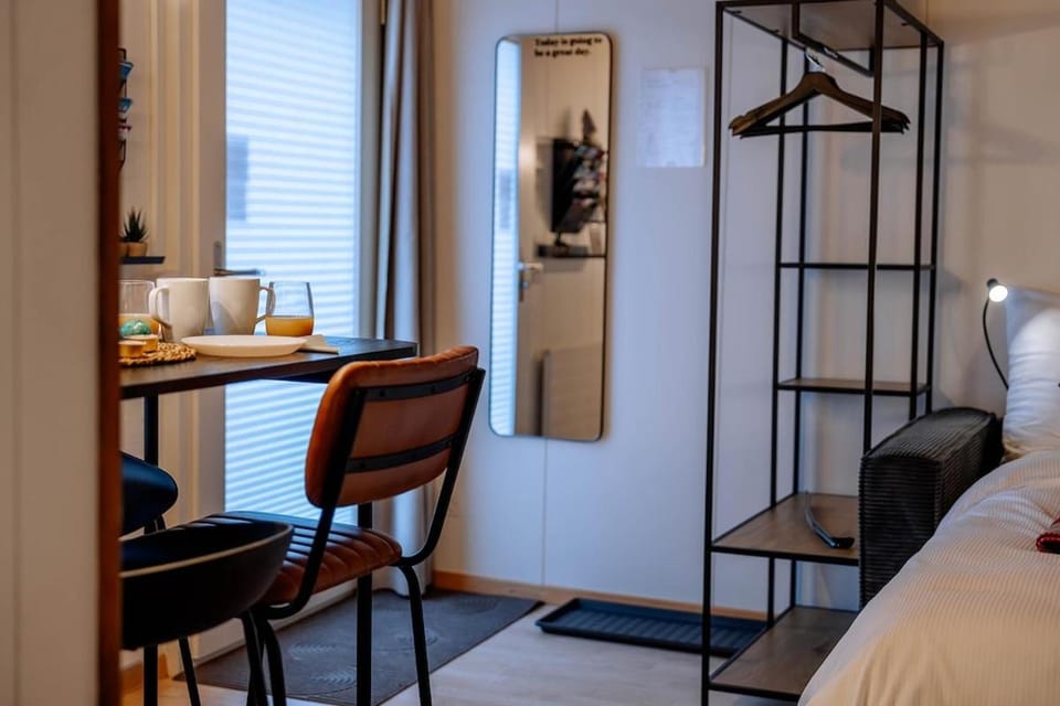 Bed, Dining area