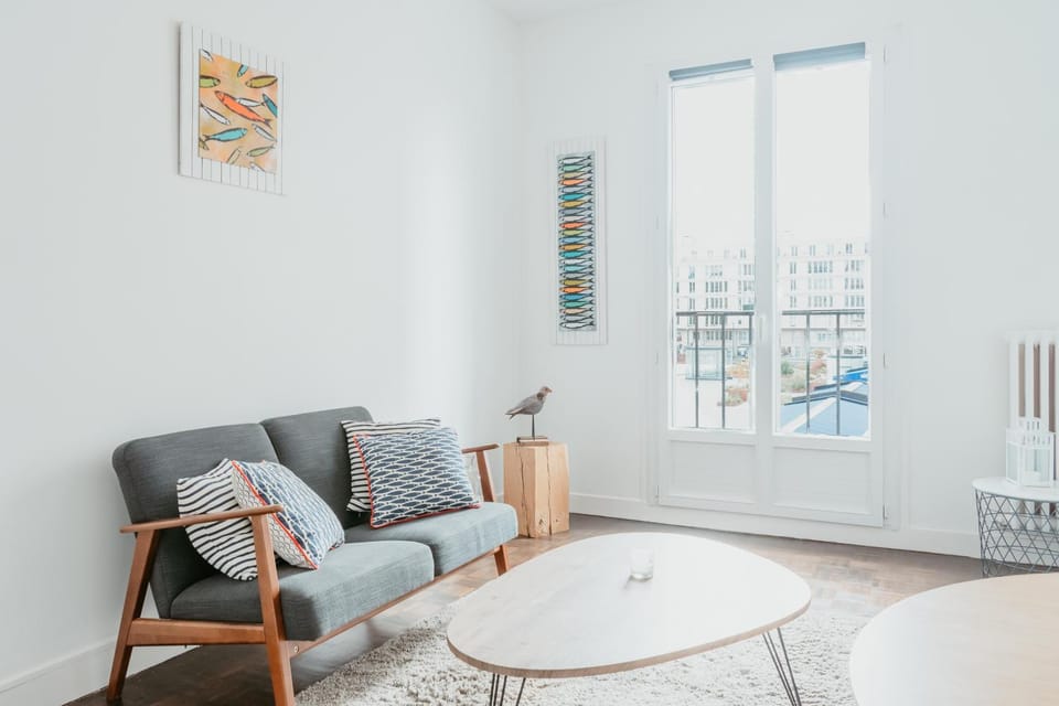 Nearby landmark, TV and multimedia, Living room, Seating area, Dining area, Landmark view, furniture, heating, storage