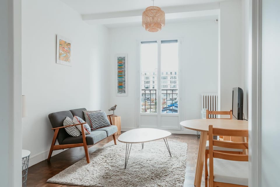Nearby landmark, TV and multimedia, Living room, Seating area, Dining area, Landmark view, furniture, heating, storage