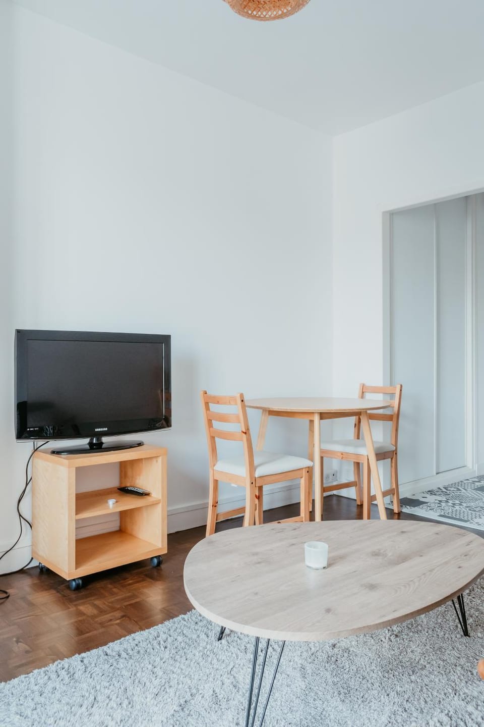 Nearby landmark, TV and multimedia, Living room, Seating area, Dining area, Landmark view, furniture, heating, storage