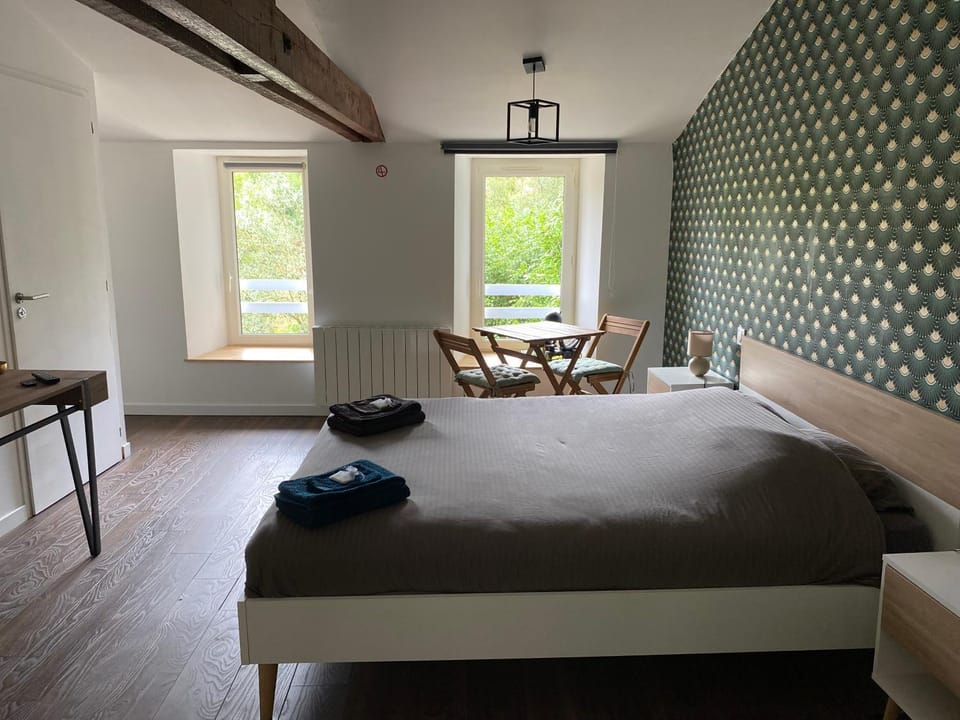 Bed, Photo of the whole room, Bedroom, towels