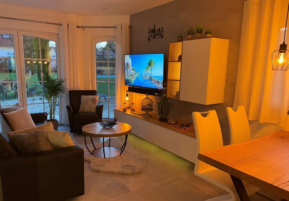 TV and multimedia, Living room, Seating area, Dining area