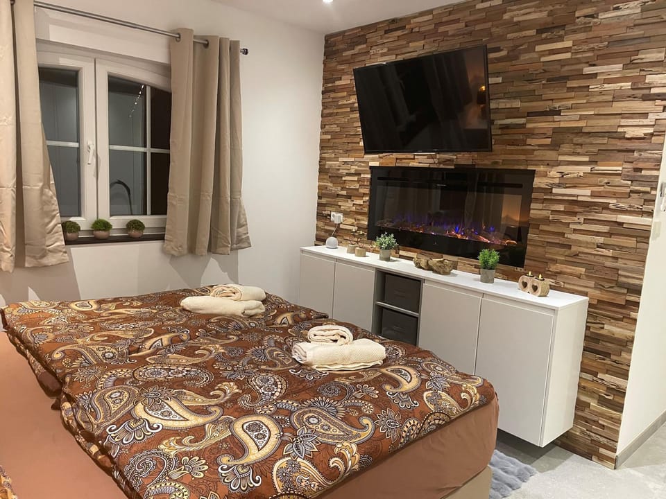 Bed, TV and multimedia, Photo of the whole room, Bedroom