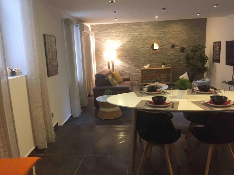 Maison chaleureuse, centre ancien, grande terrasse Apartment in Arles