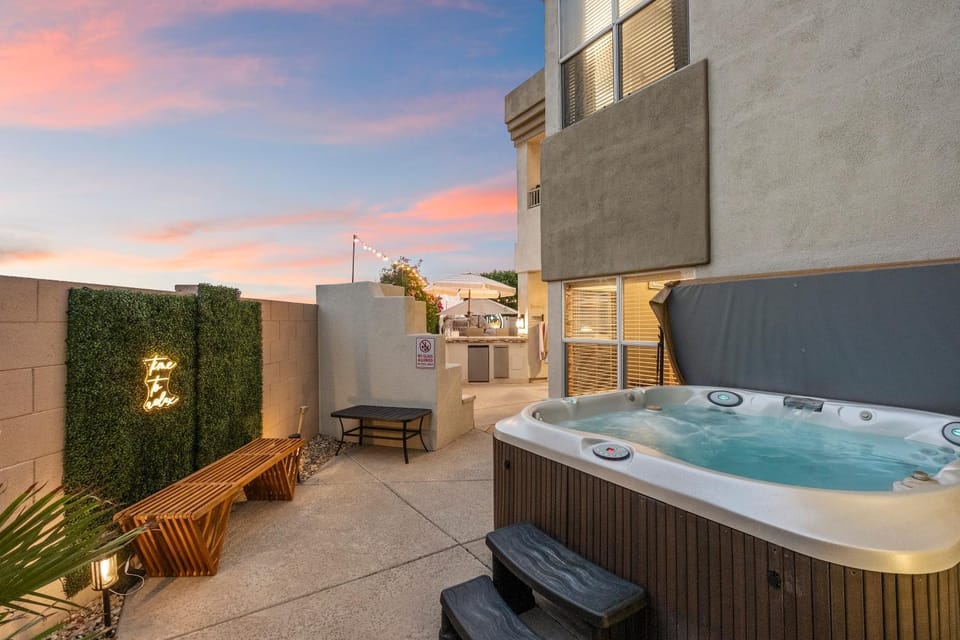Patio, Natural landscape, Hot Tub, Hot Tub, Spa and wellness centre/facilities