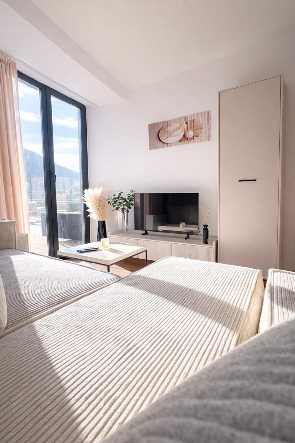 Bed, TV and multimedia, Living room, Seating area
