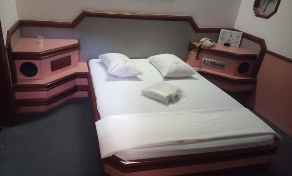 Bed, Photo of the whole room, Bedroom, towels, air conditioner