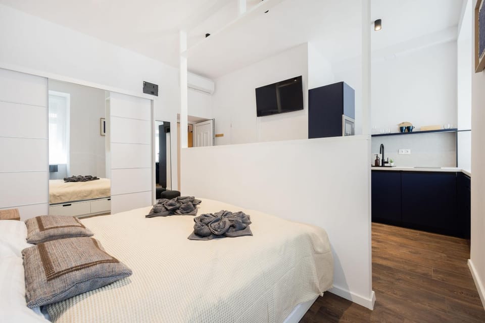 Bed, TV and multimedia, Kitchen or kitchenette, Bedroom, air conditioner
