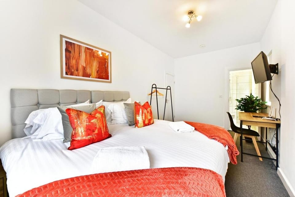 Ground Floor 2-Bed Near City Centre and Broadway Apartment in London Borough of Ealing