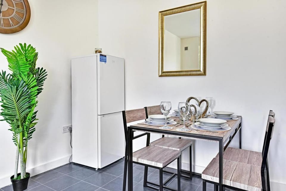 Ground Floor 2-Bed Near City Centre and Broadway Apartment in London Borough of Ealing