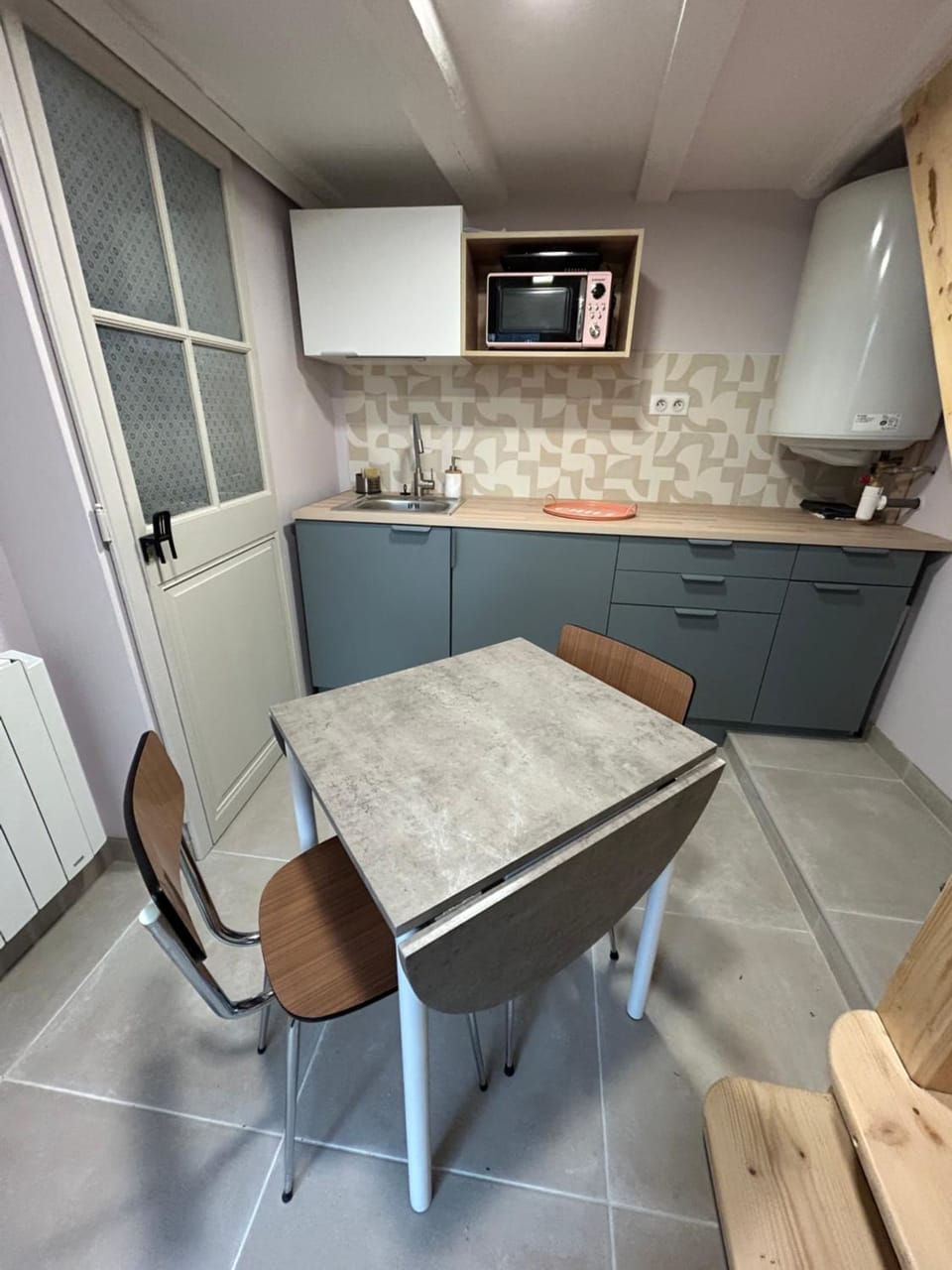 Kitchen or kitchenette, Dining area, stove