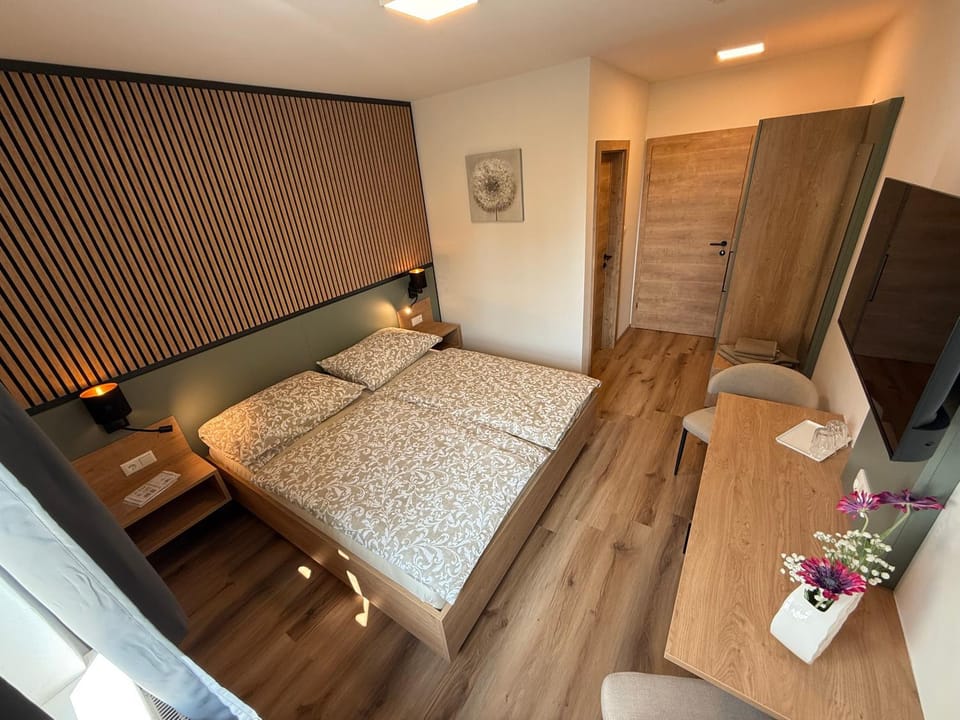 Bed, Photo of the whole room, Seating area, wardrobe