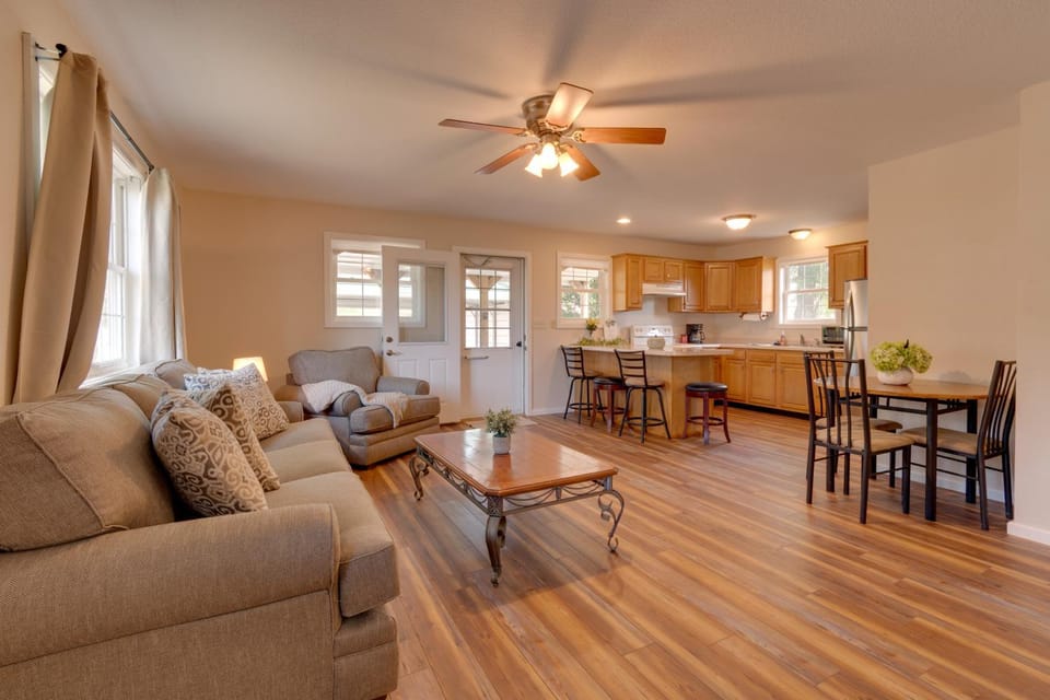 16 Mi to Lake Sara Beach - Pet-Friendly Home House in Illinois