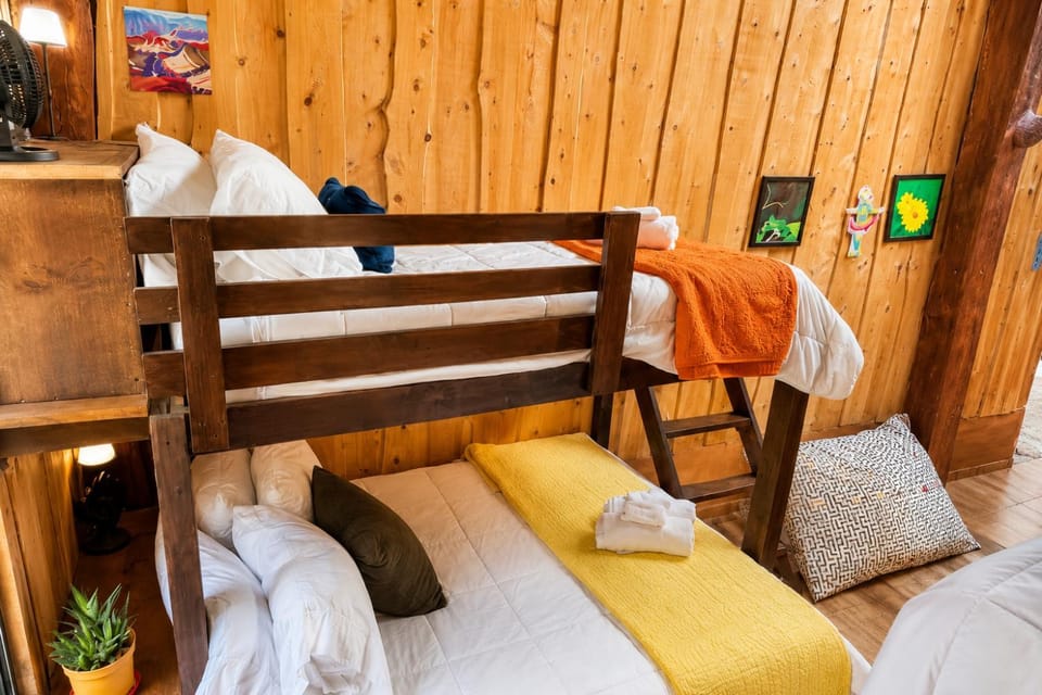 Bedroom, bunk bed