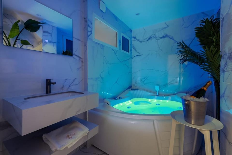 Hot Tub, Bath