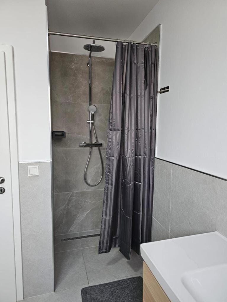 Shower, Bathroom, towels