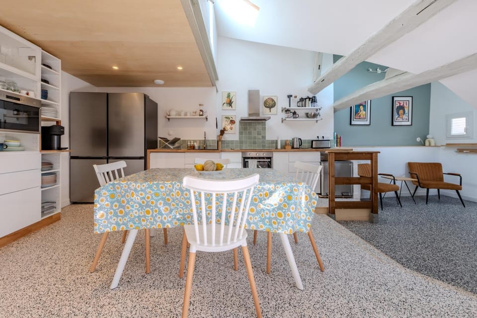 Dining area, kitchen