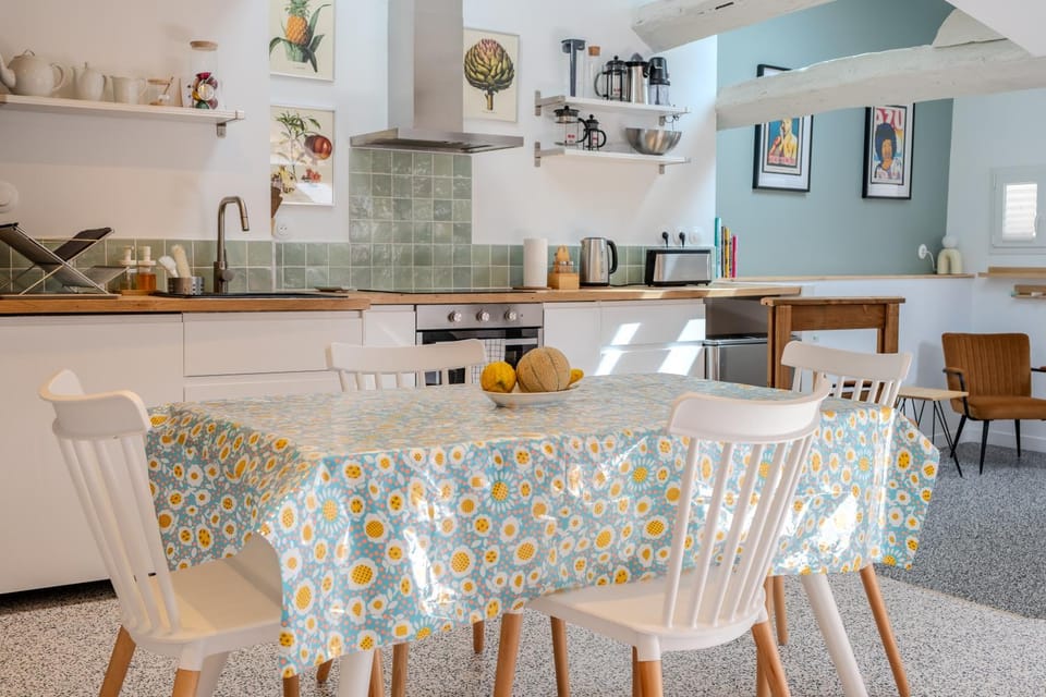 Coffee/tea facilities, Dining area, oven, stove, kitchen