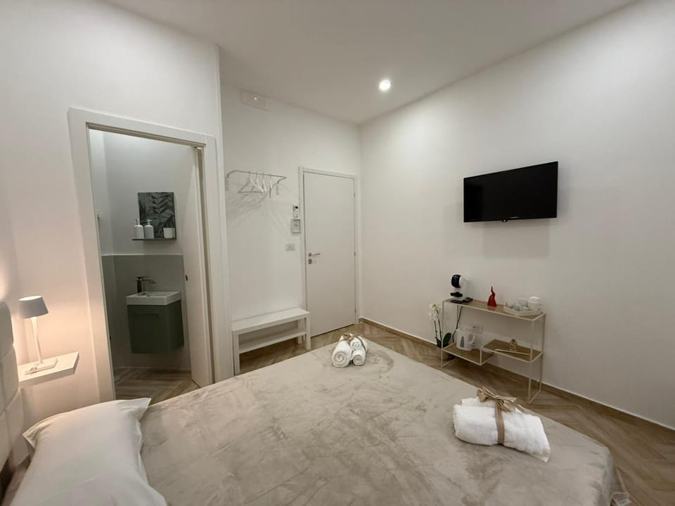 Bed, TV and multimedia, Photo of the whole room, Bedroom, towels