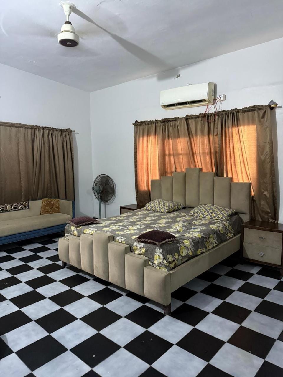 Bed, Living room, Photo of the whole room, Bedroom, air conditioner