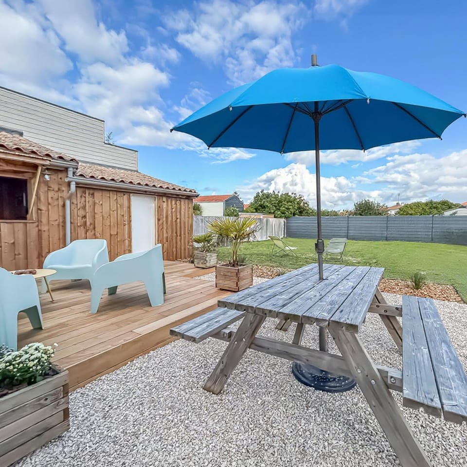 Jardin & terrasse privés, à 10 min de La Rochelle House in La Rochelle