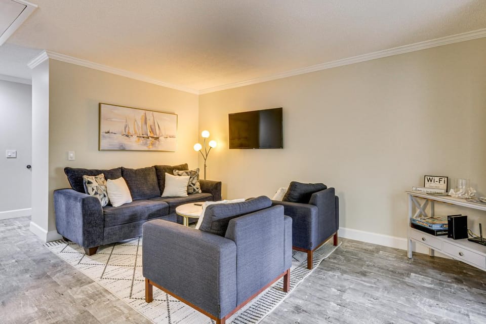Walk to Folly Field Beach: Condo w/ Pool Access House in Hilton Head Island