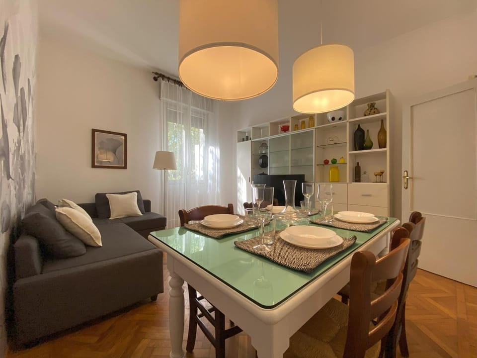 Day, Living room, Seating area