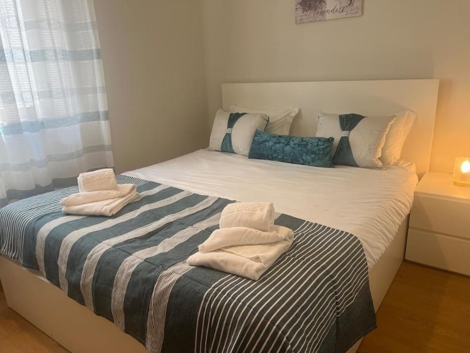 Bed, Bedroom, towels