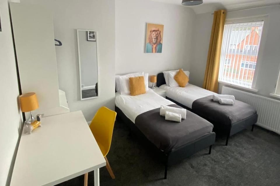 Weldon House - Sleeps 6 - Pet friendly - Parking House in Newcastle upon Tyne