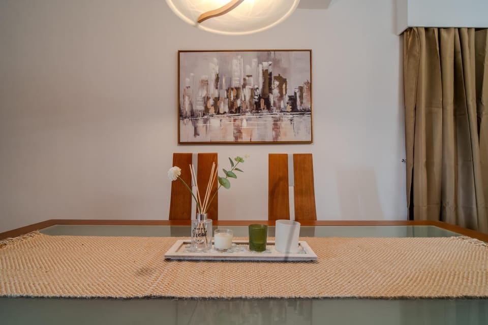 Photo of the whole room, Decorative detail, Dining area