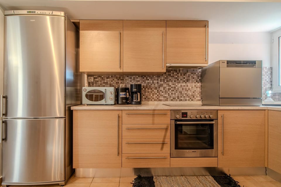Coffee/tea facilities, Kitchen or kitchenette, dishwasher, oven, stove, toaster