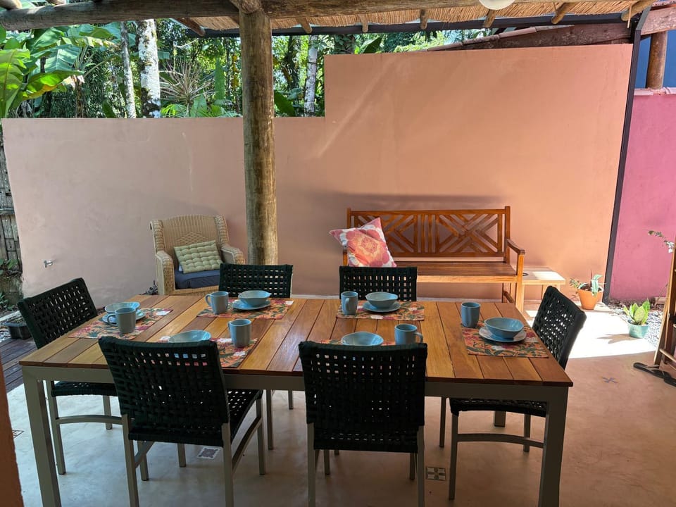 Refúgio na praia e na mata em condomínio House in São Sebastião