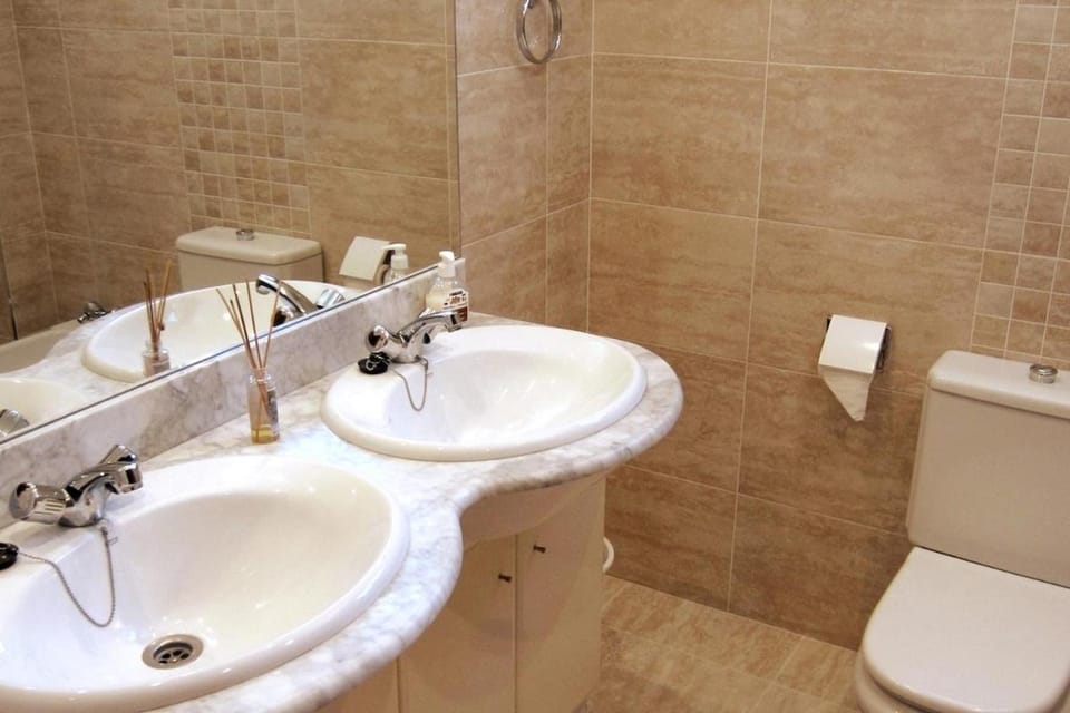 Stunning attached house with shared pool, 3' to the beach House in Benalmadena