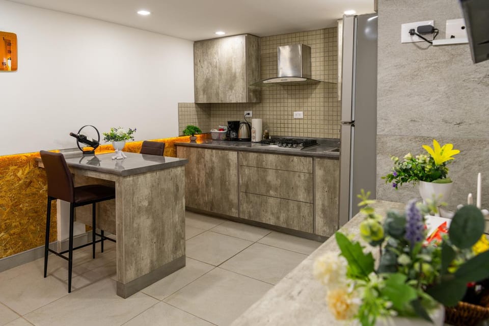 Coffee/tea facilities, Kitchen or kitchenette, Food and drinks, microwave, kitchen