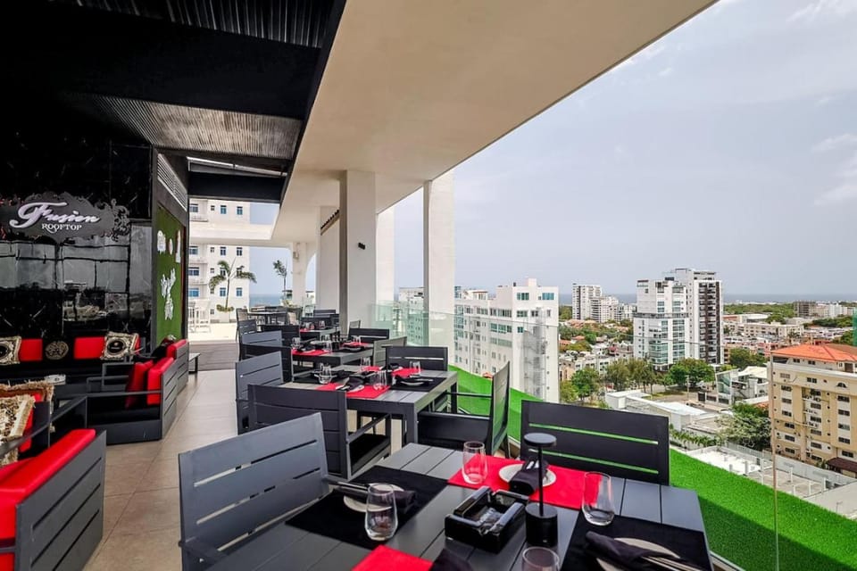 Restaurant/places to eat, Balcony/Terrace
