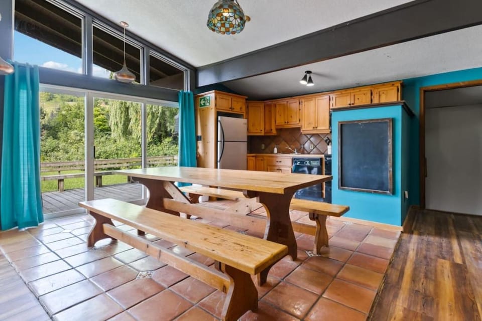 Zhivago Cottage by Property Valet House in Grey Highlands