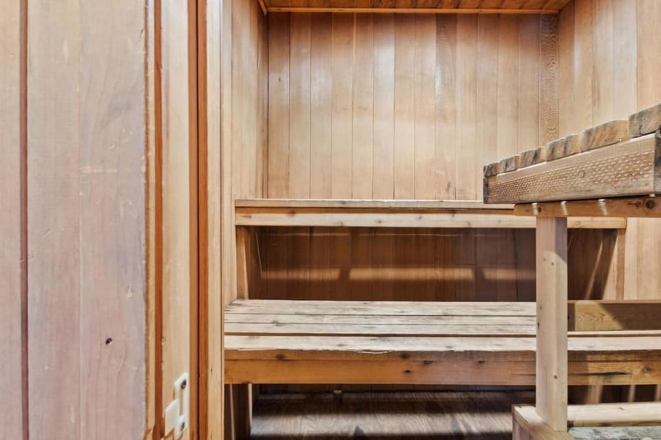 Zhivago Cottage by Property Valet House in Grey Highlands