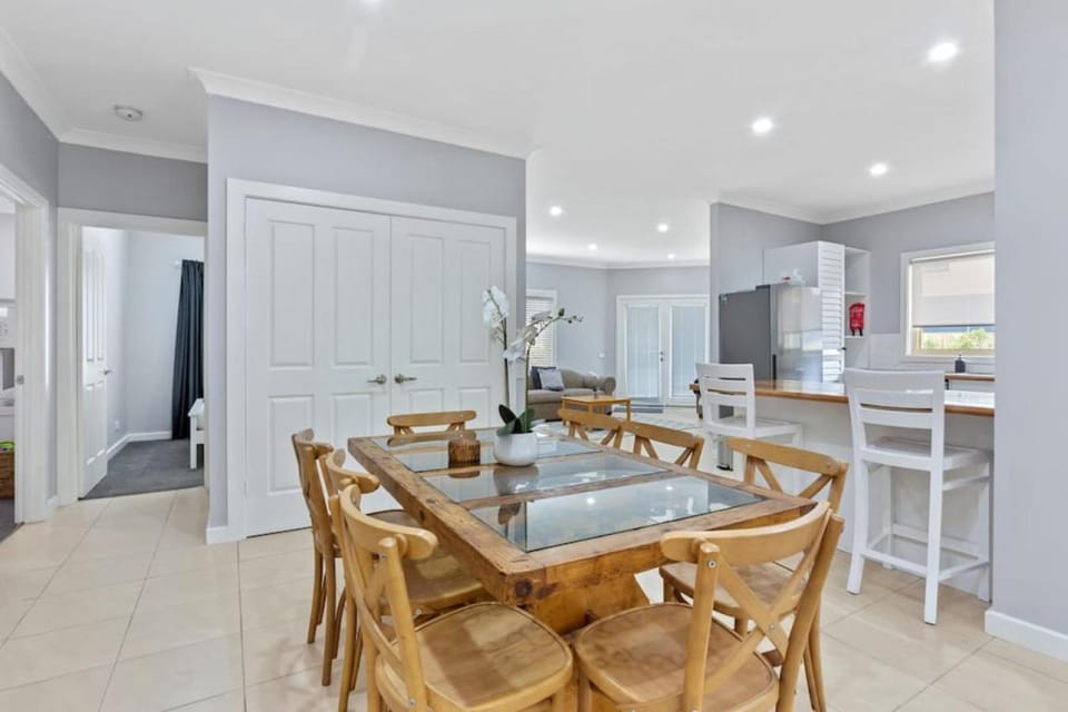 Kitchen or kitchenette, Seating area, Dining area
