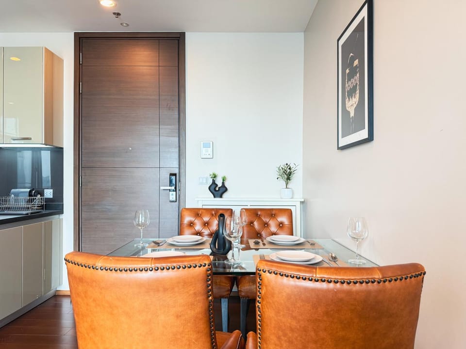 Near BTS - High Floor - Pool and Gym - Sontana Apartment in Bangkok