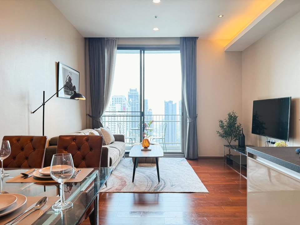 Near BTS - High Floor - Pool and Gym - Sontana Apartment in Bangkok
