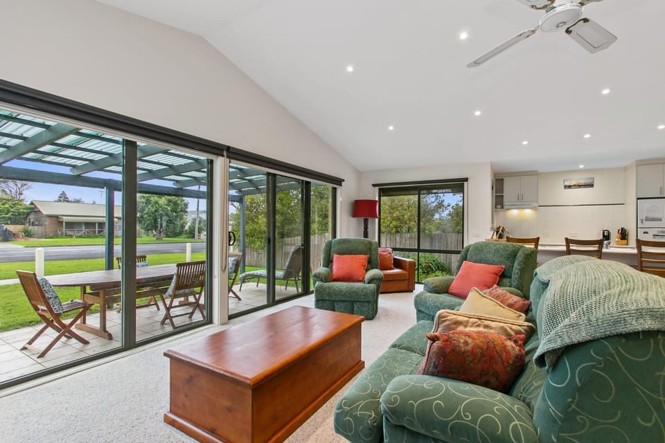 PARAVADISO - Walk to town House in Apollo Bay