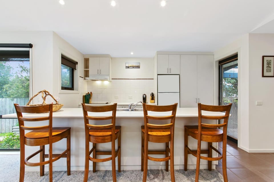PARAVADISO - Walk to town House in Apollo Bay