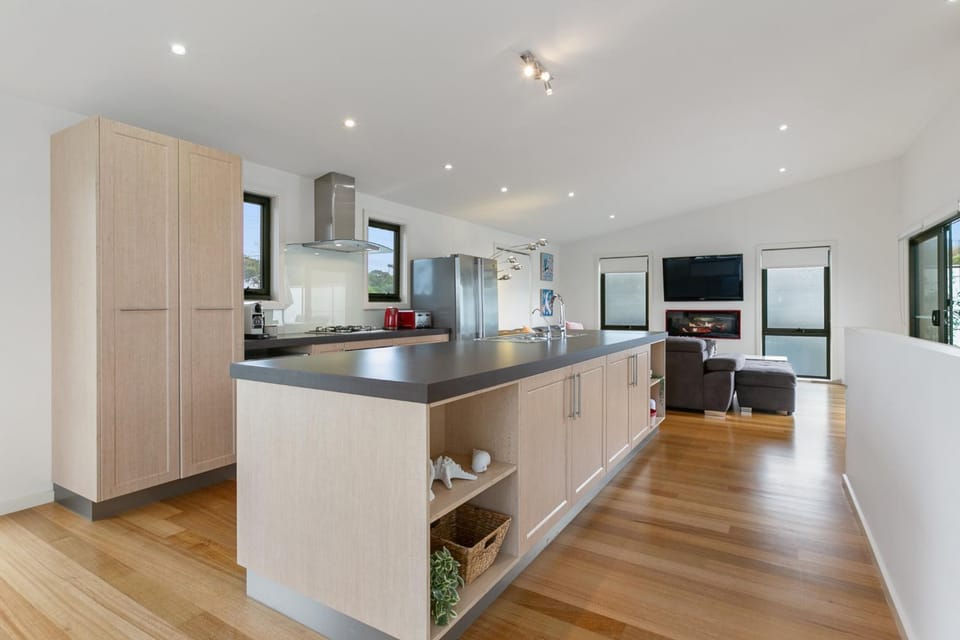 OCEAN SOUNDS - Central Family home for 11 House in Apollo Bay