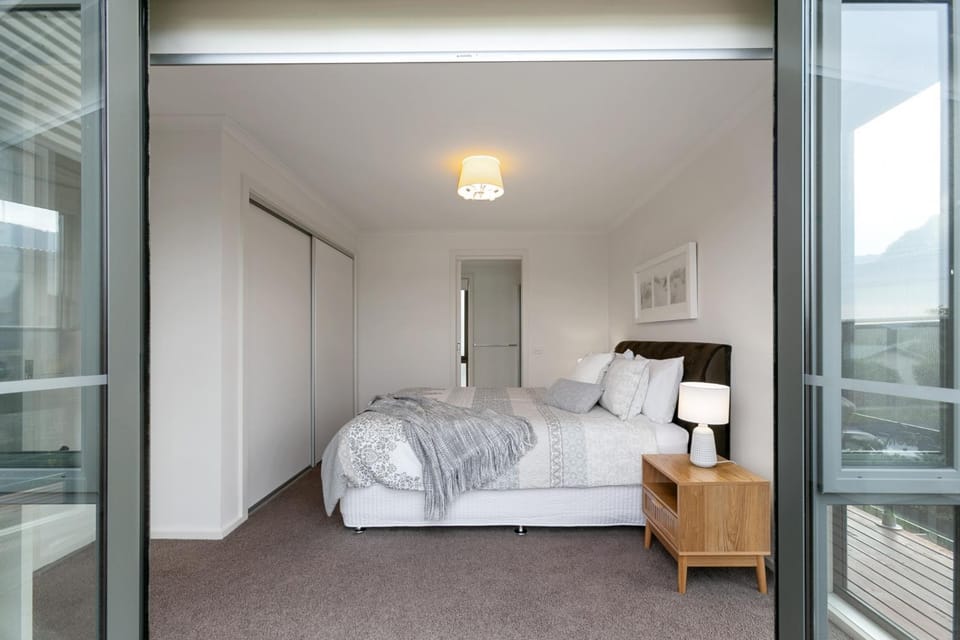 OCEAN SOUNDS - Central Family home for 11 House in Apollo Bay